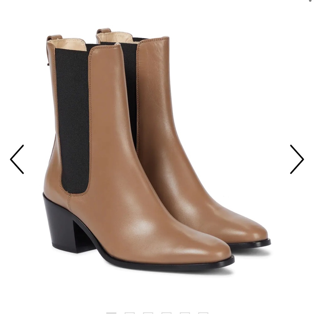 Tod’s Classic Leather Boots (Black)